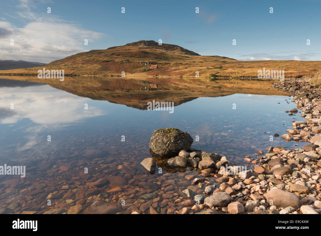 Bella chiara autunno riflessioni a Loch male un Sgalaig, Torridon, Wester Ross, Highlands scozzesi, Scozia Foto Stock