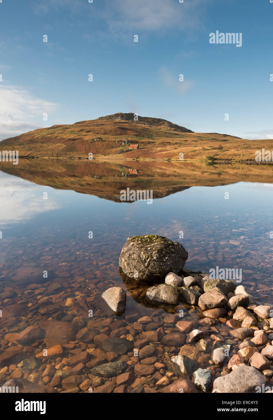 Autunno bello e mite riflessioni a Loch male un Sgalaig vicino a Gairloch, Torridon, Wester Ross, Highlands scozzesi, Scozia Foto Stock