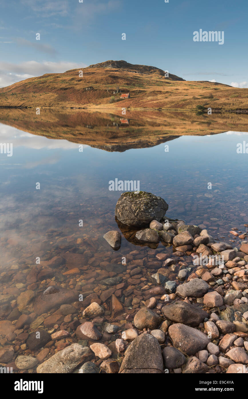 Autunno bello e mite riflessioni a Loch male un Sgalaig, Torridon, Wester Ross, Highlands scozzesi, Scozia Foto Stock