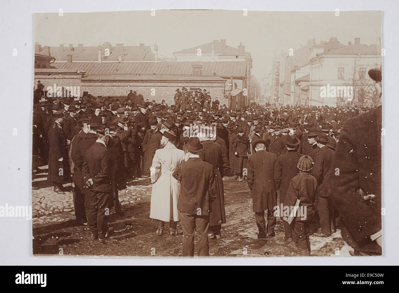 Un'immagine che documenta lo sciopero della coscrizione del 1902 a Helsinki, Finlandia. Lo sciopero fu un evento chiave nella storia della Finlandia di disordini politici e sociali, in quanto i cittadini protestarono contro la coscrizione militare sotto il dominio russo. Foto Stock