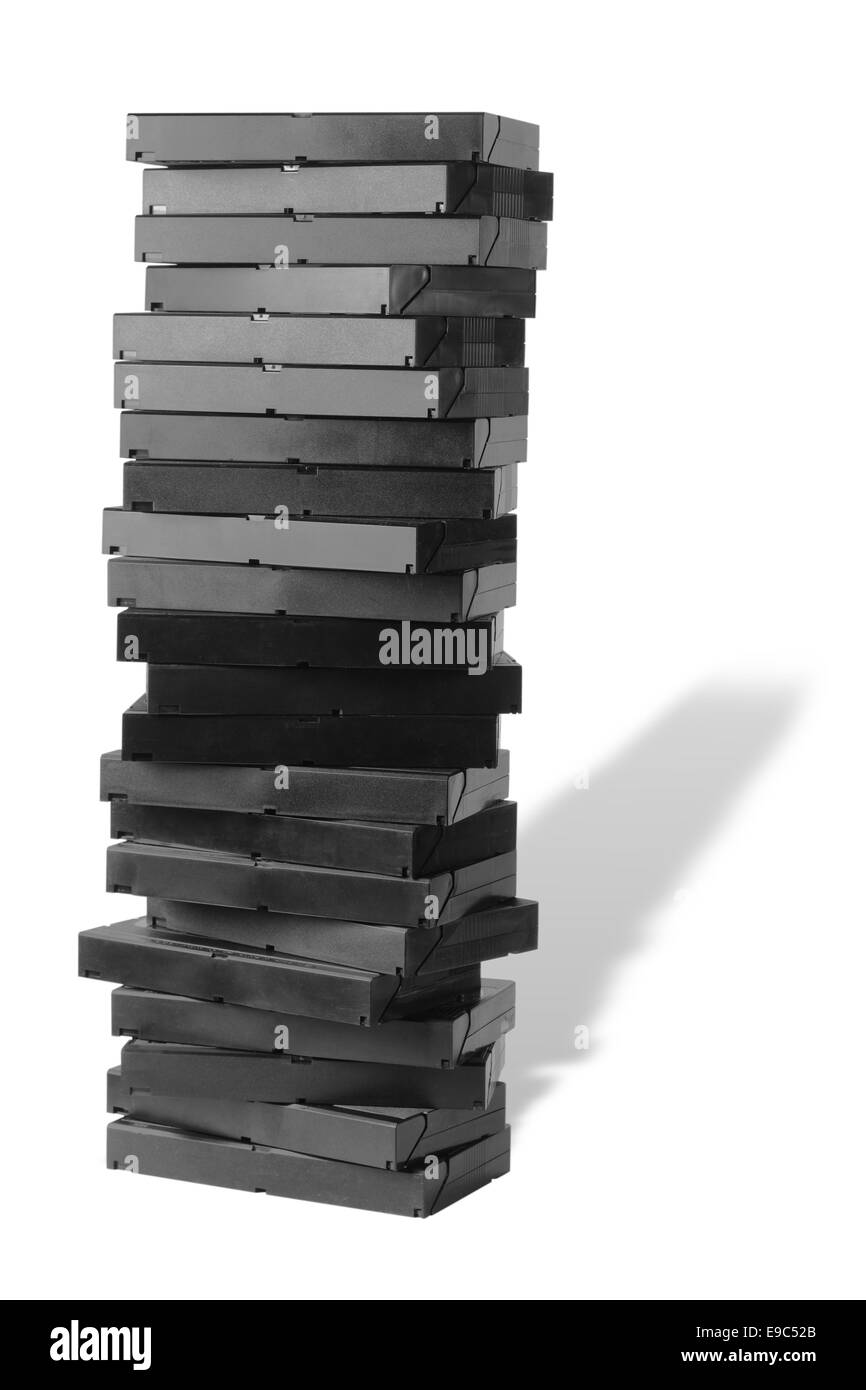 La montagna da videocassette su uno sfondo bianco. Essa è isolata, il lavoratore di percorsi è presente Foto Stock