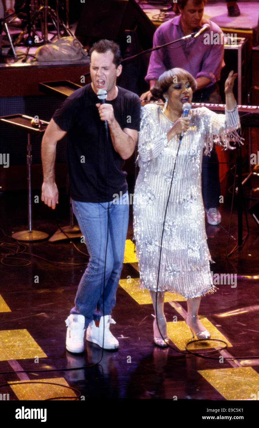 Bruce Willis cantava dal vivo sul palco all'Hollywood Palace intorno al 1987 Foto Stock