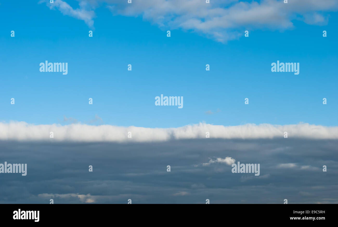 Cielo come un layer cake. Vero confine tra la zona di cortina di nubi e cielo senza nuvole Foto Stock