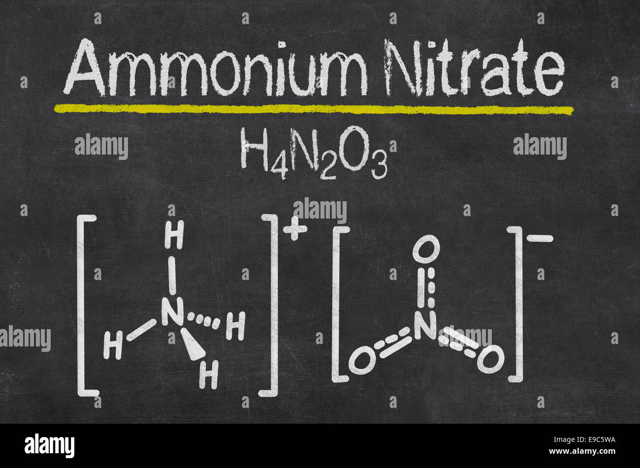 Lavagna con la formula chimica di nitrato di ammonio Foto Stock