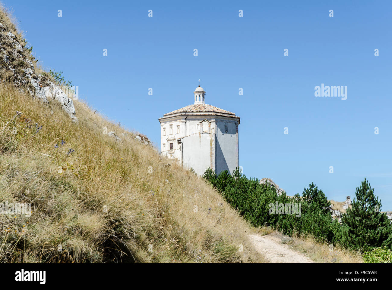 Questa è la chiesa di Santa Maria della Pietà", nei pressi del castello di Rocca Calascio, in Abruzzo, Italia. Situato a 1512 metri Foto Stock