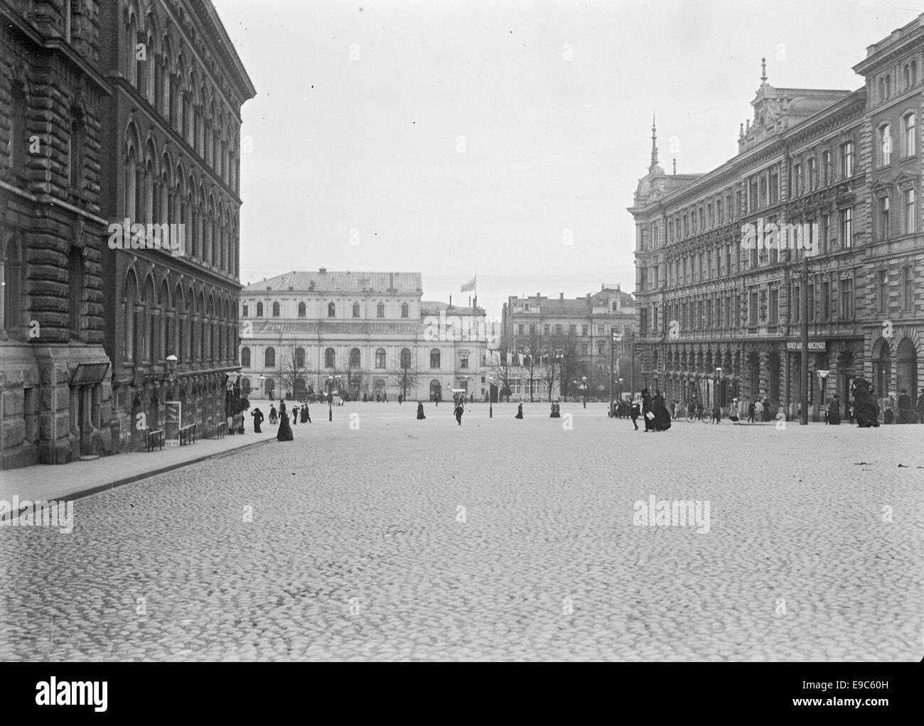 Un'immagine storica di Erottaja, Helsinki, scattata tra il 1890 e il 1910. La fotografia raffigura il Teatro svedese in primo piano, mettendo in evidenza l'architettura e il paesaggio urbano di Helsinki durante quel periodo. Foto Stock