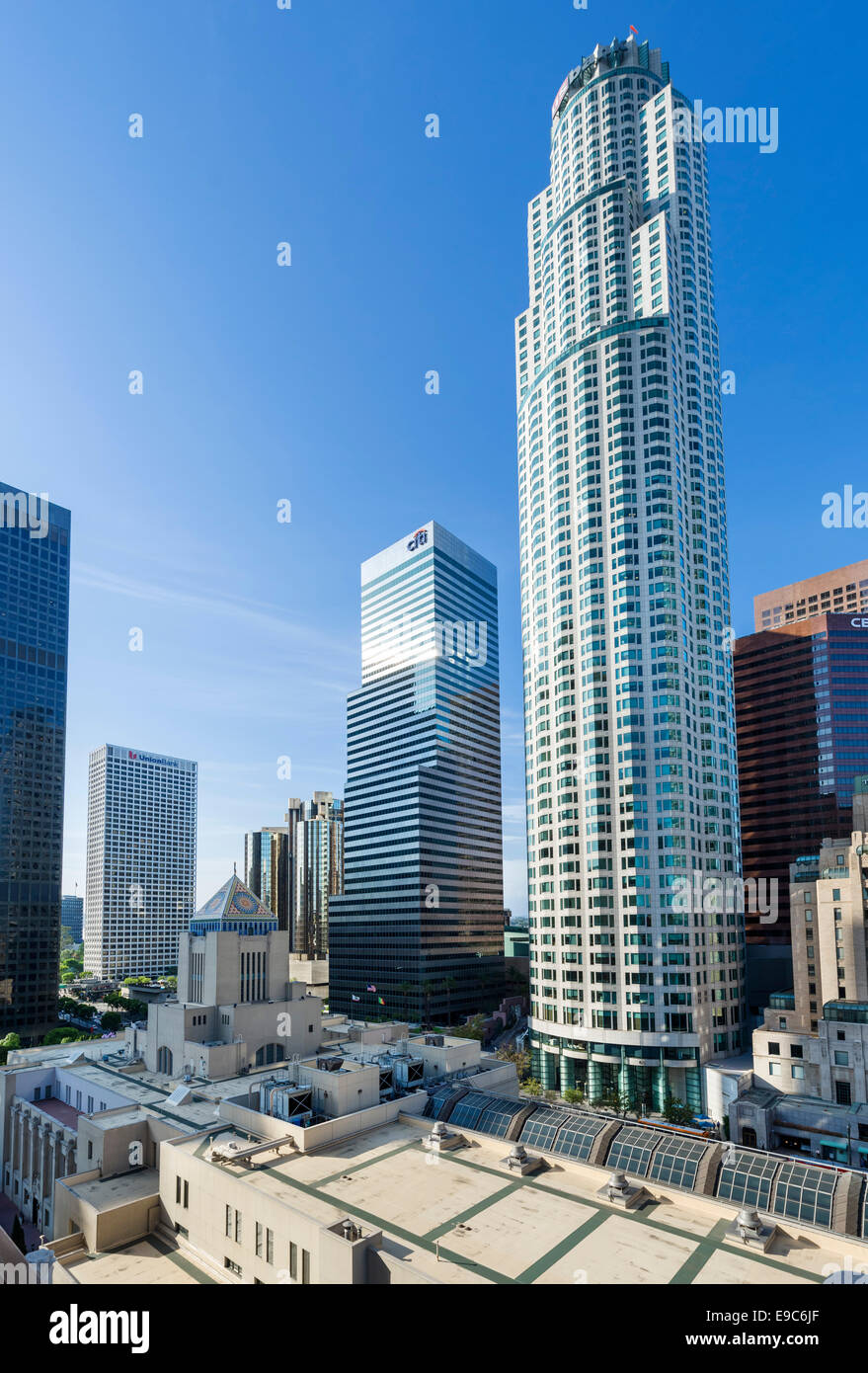 Il centro città con la US Bank Tower a destra e la Biblioteca Centrale di primo piano, Los Angeles, California, Stati Uniti d'America Foto Stock
