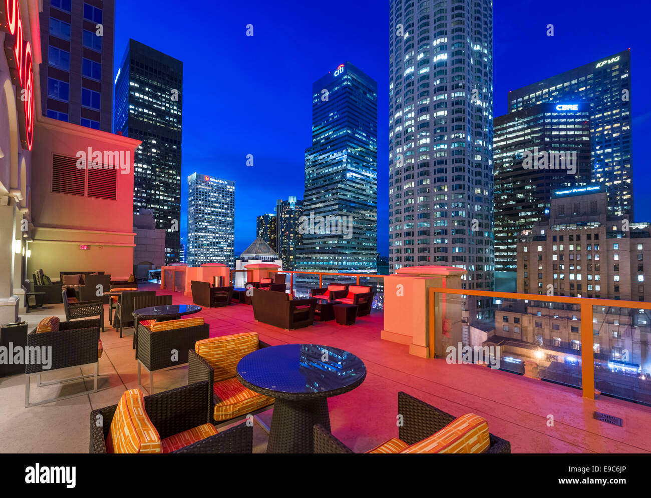 Los Angeles, California, USA. Il centro dello skyline della città di notte dalla terrazza sul tetto dell'hotel Hilton Checkers Hotel. Foto Stock