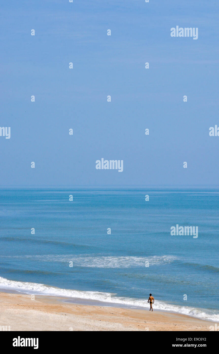 Uomo che cammina da sola in surf sulla spiaggia Jacksonville in Florida Foto Stock