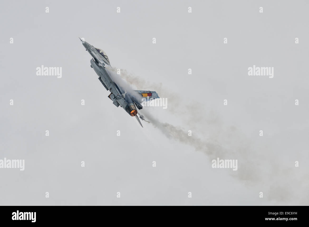 Un General Dynamics F-16A Fighting Falcon Jet militare Fighter di 350 Squadrone Belgio Air Force mette su un impressionante display Foto Stock