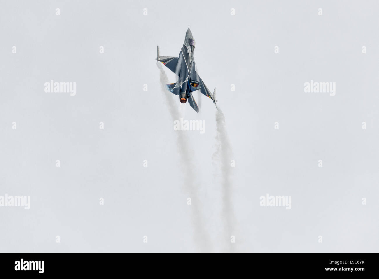 Un General Dynamics F-16A Fighting Falcon Jet militare Fighter di 350 Squadrone Belgio Air Force mette su un impressionante display. Foto Stock