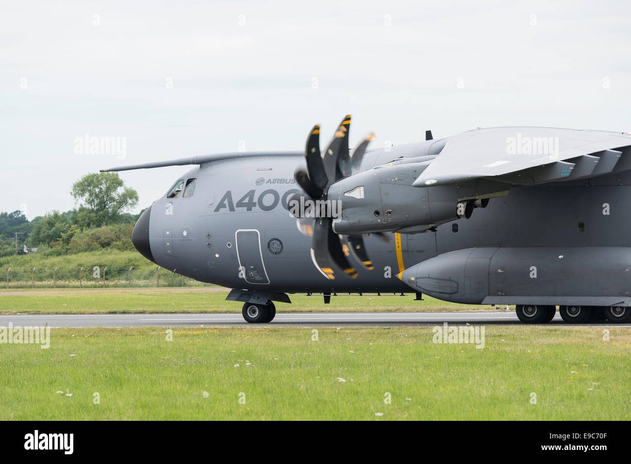 La Comunità europea Airbus A400 Atlas i velivoli militari da trasporto è insolita per una configurazione ad elica. Noto come verso il basso tra i motori Foto Stock