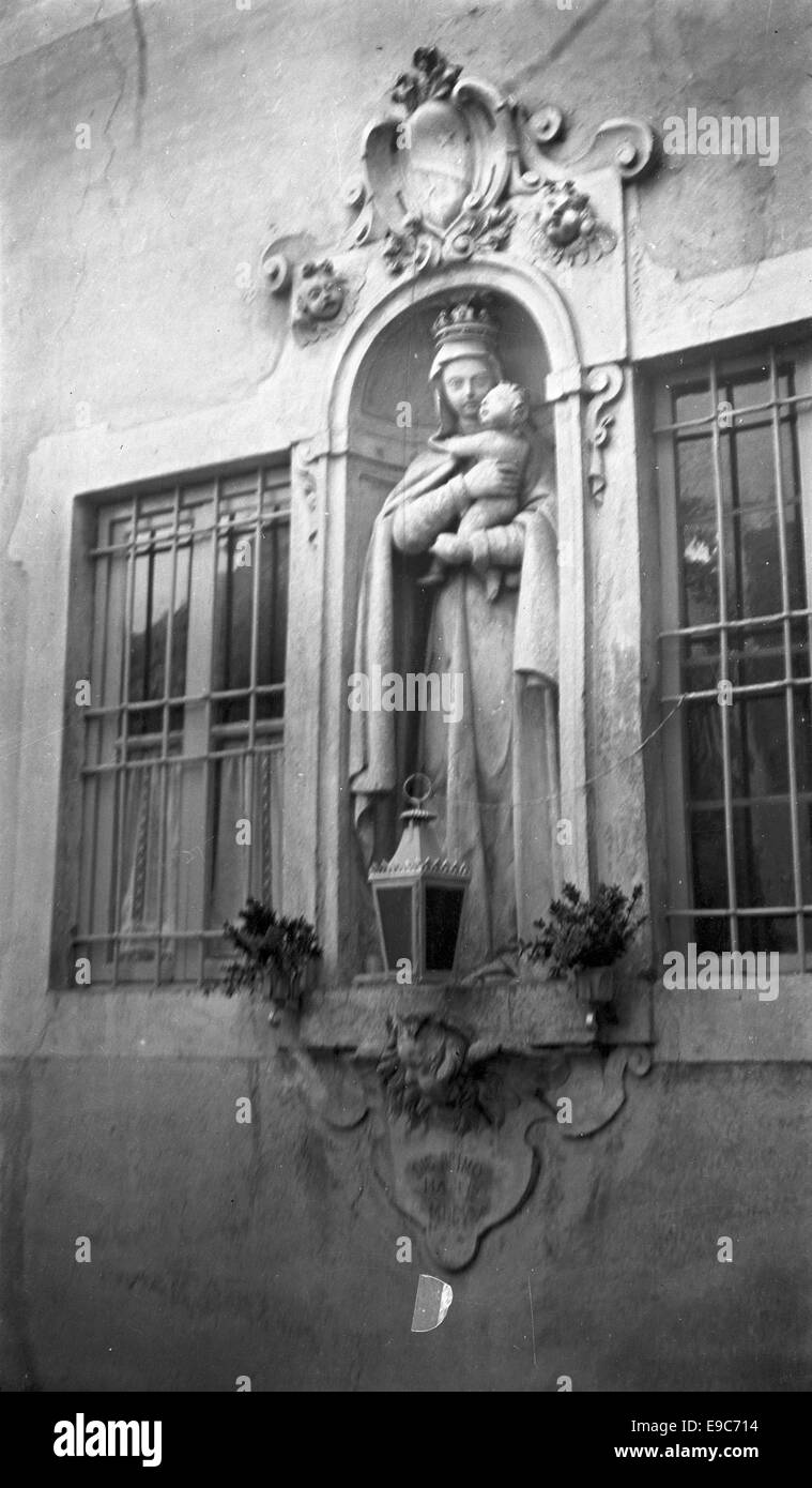 Fotografia di un affresco di Madonna con bambino su un muro di una chiesa a Edith, Finlandia. Le opere d'arte religiose catturano l'iconico tema cristiano della Vergine Maria e di Gesù, evidenziando l'arte religiosa storica nell'architettura finlandese. Foto Stock