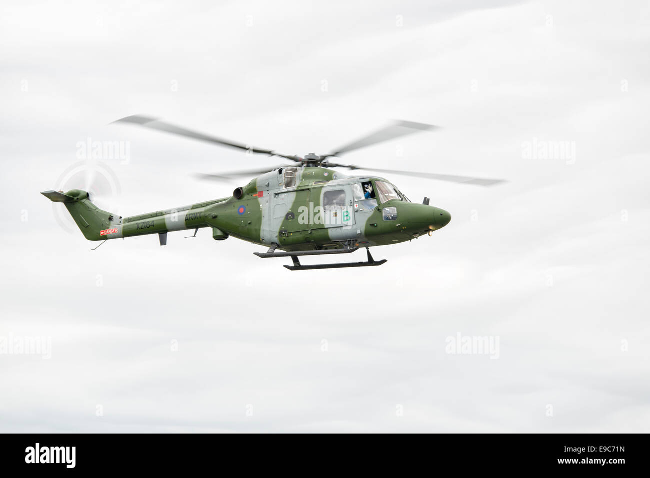 Il pilota di questo esercito britannico Westland Lynx onde in elicottero alla folla durante il suo display a 2014 RIAT Foto Stock
