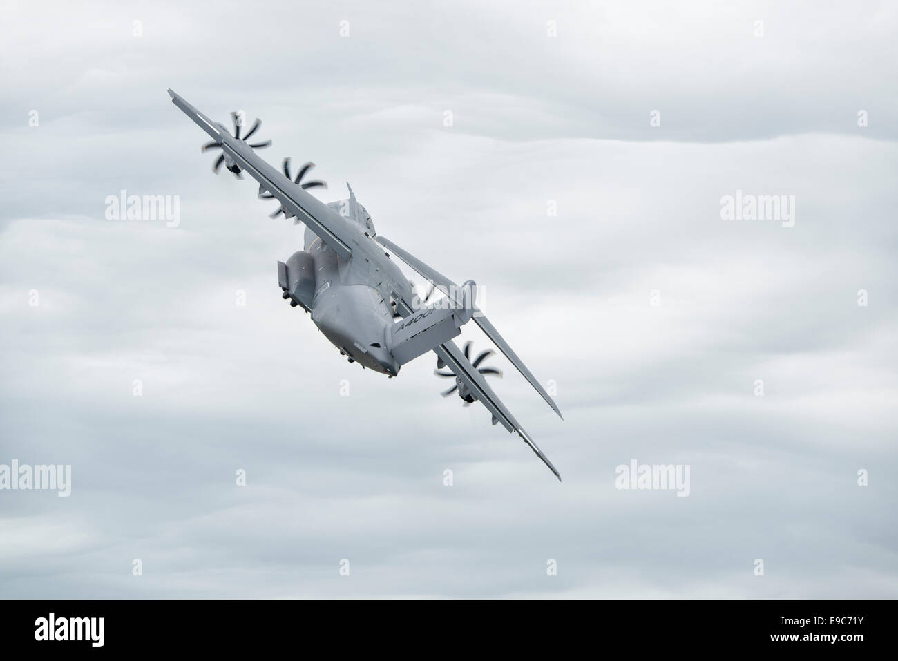 Airbus A400M Atlas F-WWMZ visualizza durante il Royal International Air Tattoo a RAF Fairford airbase nel Gloucestershire in Inghilterra Foto Stock