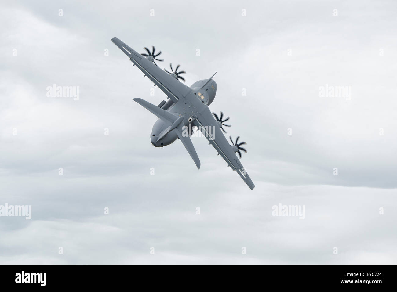 Airbus A400M Atlas F-WWMZ visualizza durante il Royal International Air Tattoo a RAF Fairford airbase nel Gloucestershire in Inghilterra Foto Stock