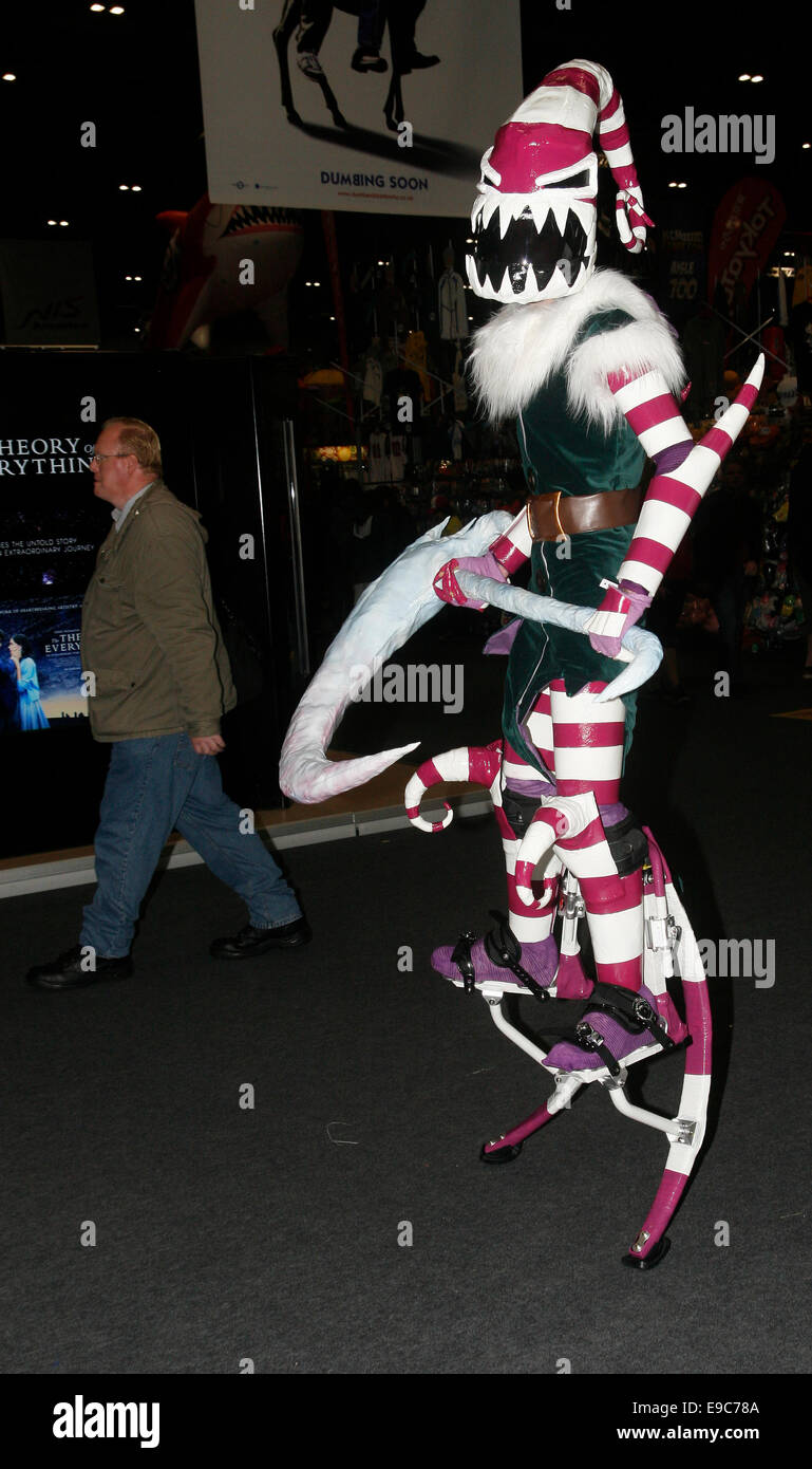 Londra, Regno Unito. 24 ott 2014. Gli appassionati di costumi nel partecipare a ottobre la MCM London Comic Con convenzione a Londra centro Excel 24/10/2014 Credit: theodore liasi/Alamy Live News Foto Stock