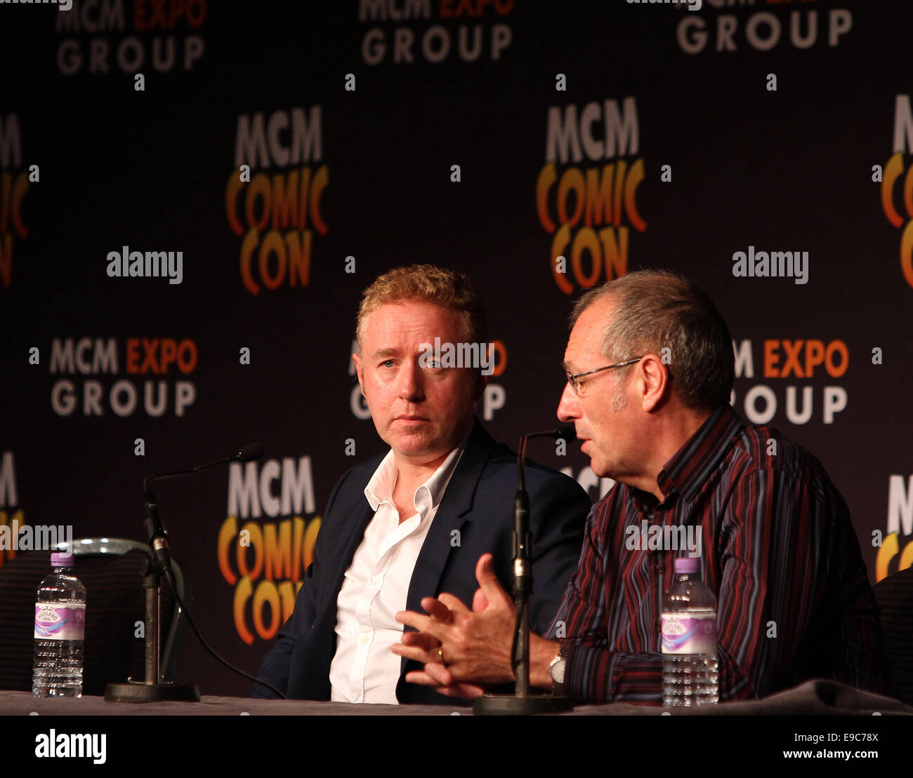 Londra, Regno Unito. 24 ottobre 2014. Il creatore dei fumetti Mark Millar e Dave Gibbons partecipano al convegno MCM London Comic con di ottobre all'Excel Centre di Londra promuovendo il loro nuovo film Kingsman 24/10/2014 Credit: theodore liasi/Alamy Live News Foto Stock