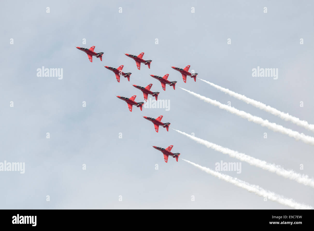 Nove HAWKER SIDDELEY Hawk Jet Trainer della Royal Air Force britannica frecce rosse Aerobatic Team di visualizzazione nella formazione di Eagle Foto Stock