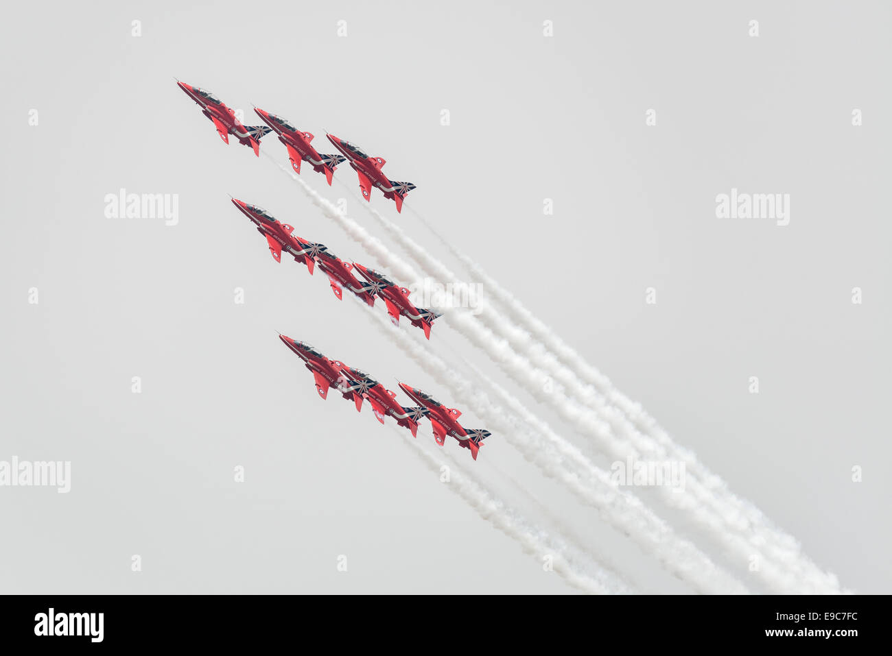 Nove HAWKER SIDDELEY Hawk Jet Trainer della Royal Air Force britannica frecce rosse Aerobatic Team di visualizzazione eseguire il rullo diamantato Foto Stock