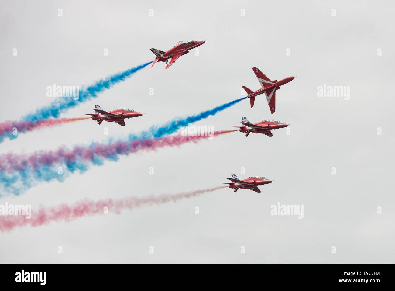 Cinque HAWKER SIDDELEY Hawk Jet Trainer della Royal Air Force britannica frecce rosse Aerobatic Team Display eseguendo operazioni di annullamento Foto Stock