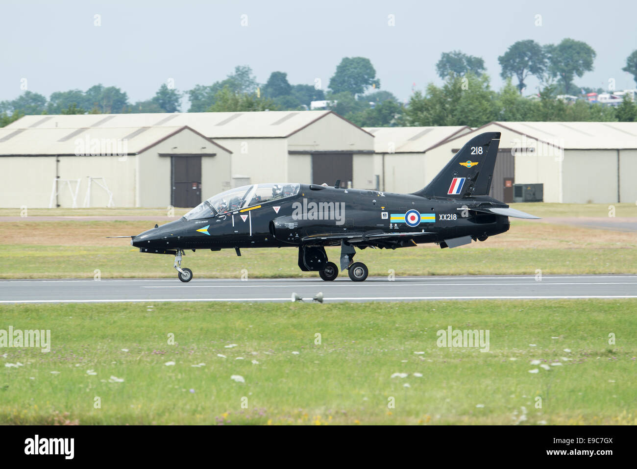 Hawker Siddeley Hawk T1un Advanced Jet Trainer rotoli a fermarsi dopo lo sbarco a seguito del suo display a 2014 Fairford RIAT Foto Stock