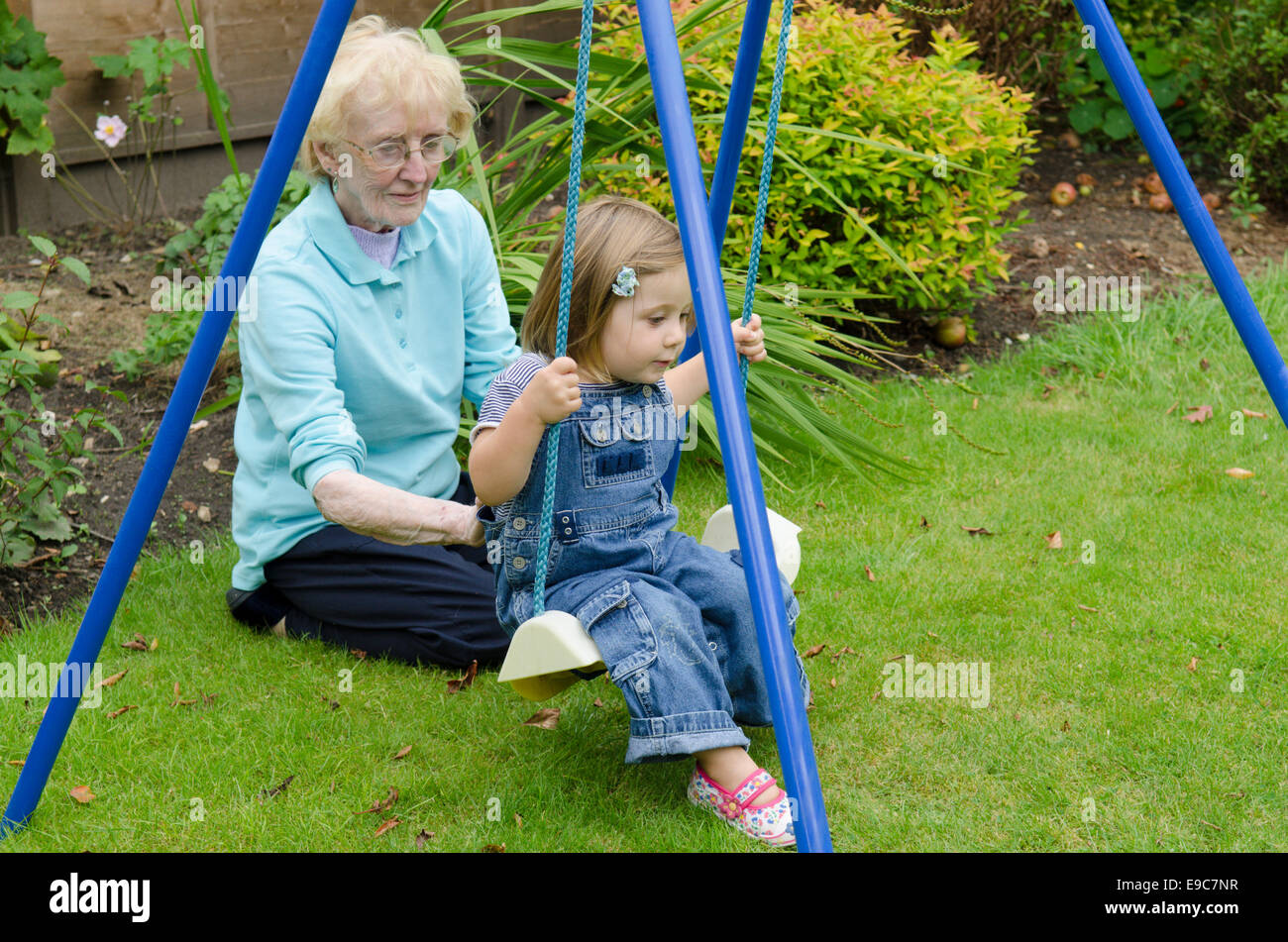 Bisnonna giocando con il suo pronipote in un giardino. Regno Unito Foto Stock