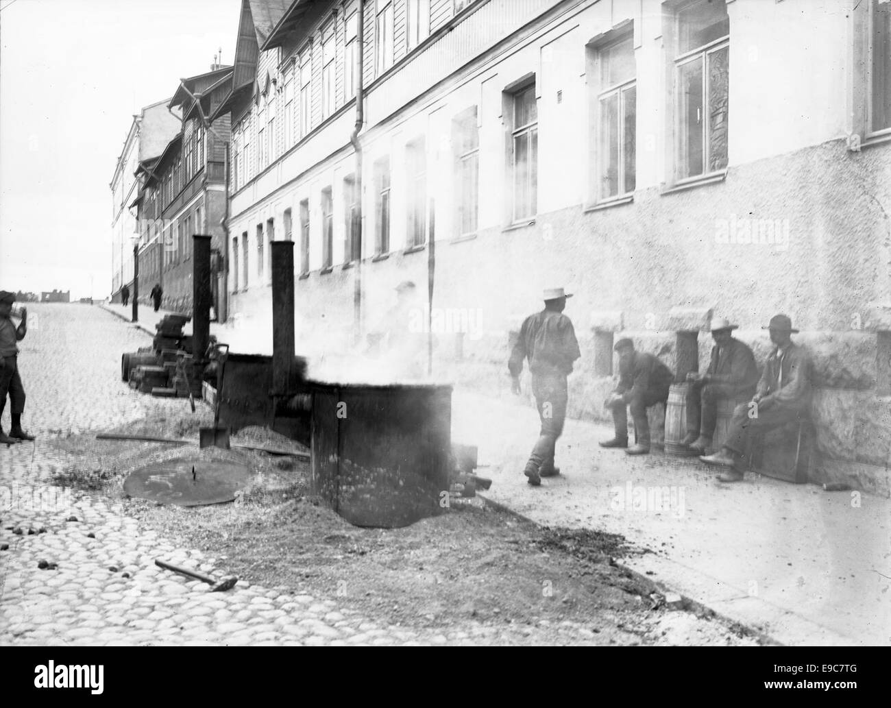 Una fotografia del 1890-1910 raffigurante lavori stradali in corso a Helsinki, Finlandia. L'immagine cattura lo sviluppo urbano della città durante questo periodo, mostrando i lavoratori e le prime infrastrutture stradali. Foto Stock