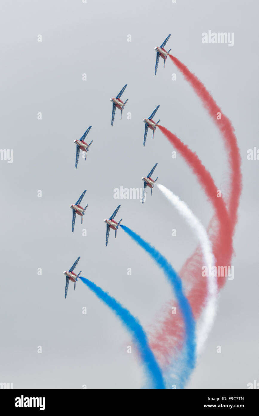 Otto membri del francese Air Force aerobatic display team la Patrouille de France nella loro Alpha Jet e di eseguire un giro Foto Stock
