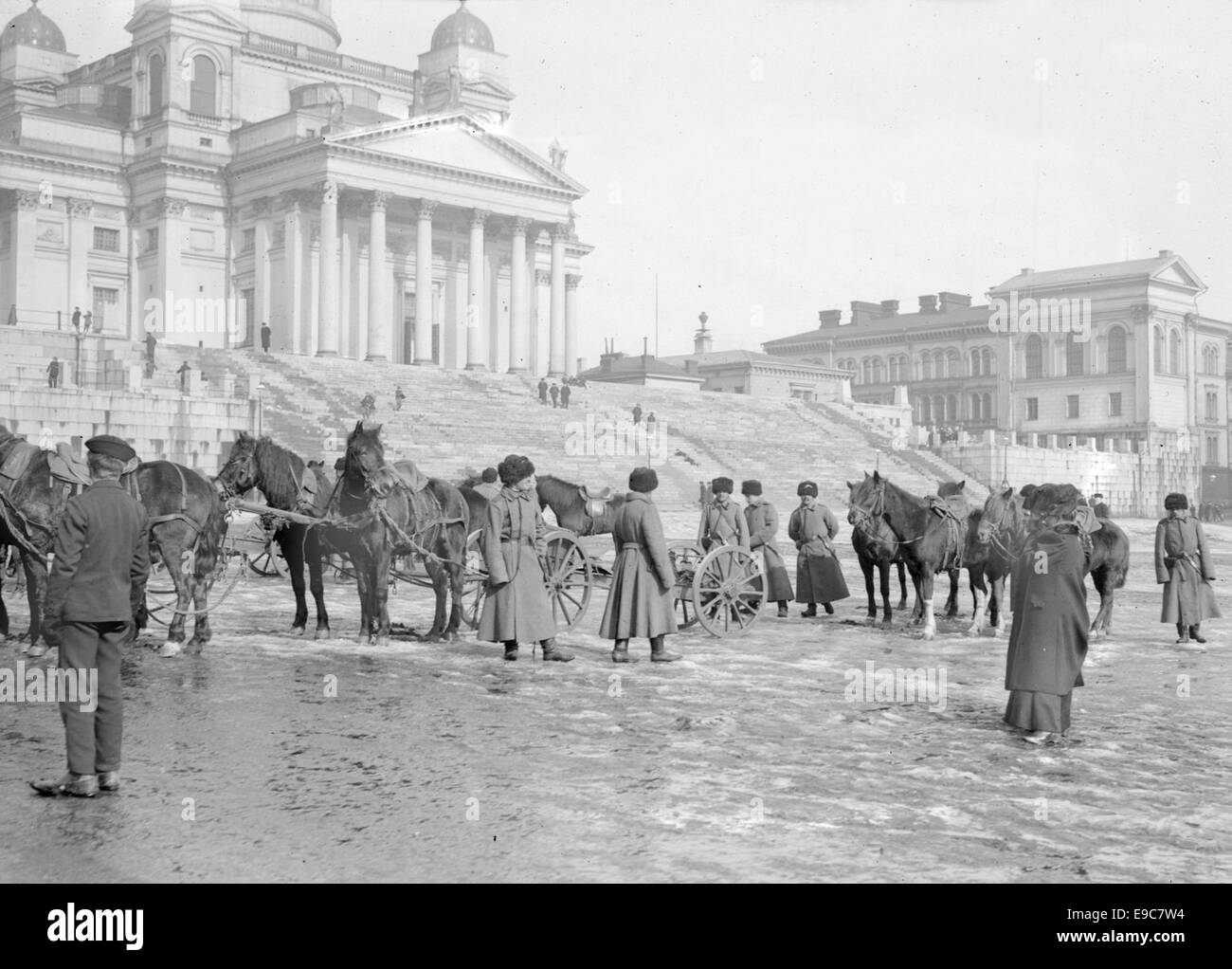 Una fotografia dei soldati russi nella Piazza del Senato di Helsinki, scattata tra il 1890 e il 1910. L'immagine riflette il periodo del dominio imperiale russo sulla Finlandia, mostrando la presenza militare nella capitale finlandese. Foto Stock