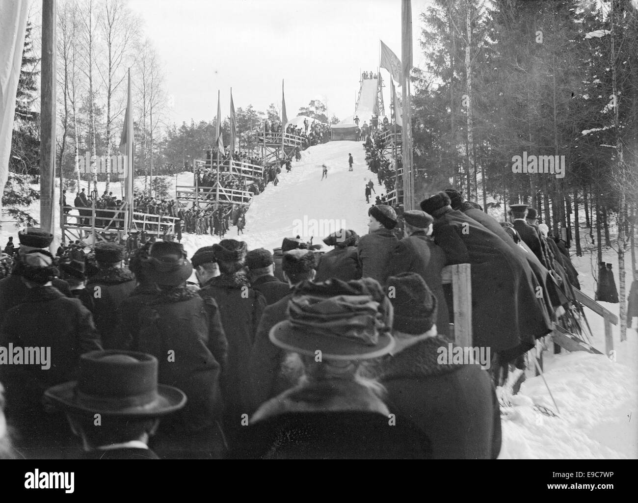 Fotografia di un evento di salto con gli sci ad Alppila, Helsinki, scattata tra il 1890 e il 1910, che cattura i primi anni di questo sport in Finlandia. Foto Stock