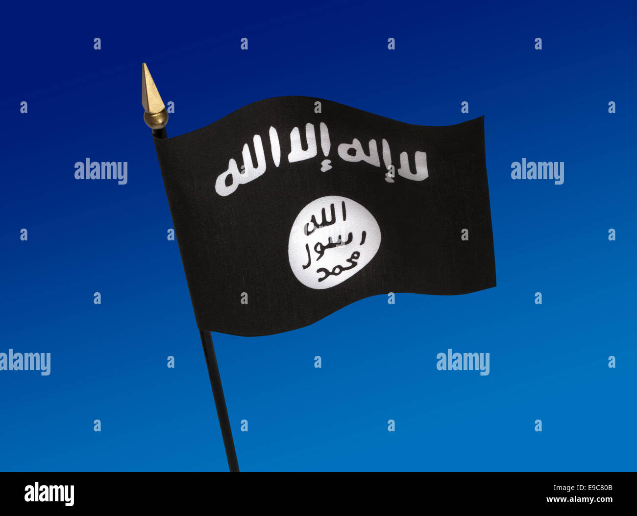 Piccola bandiera di ISIL, ISIS con sfondo blu. Foto Stock