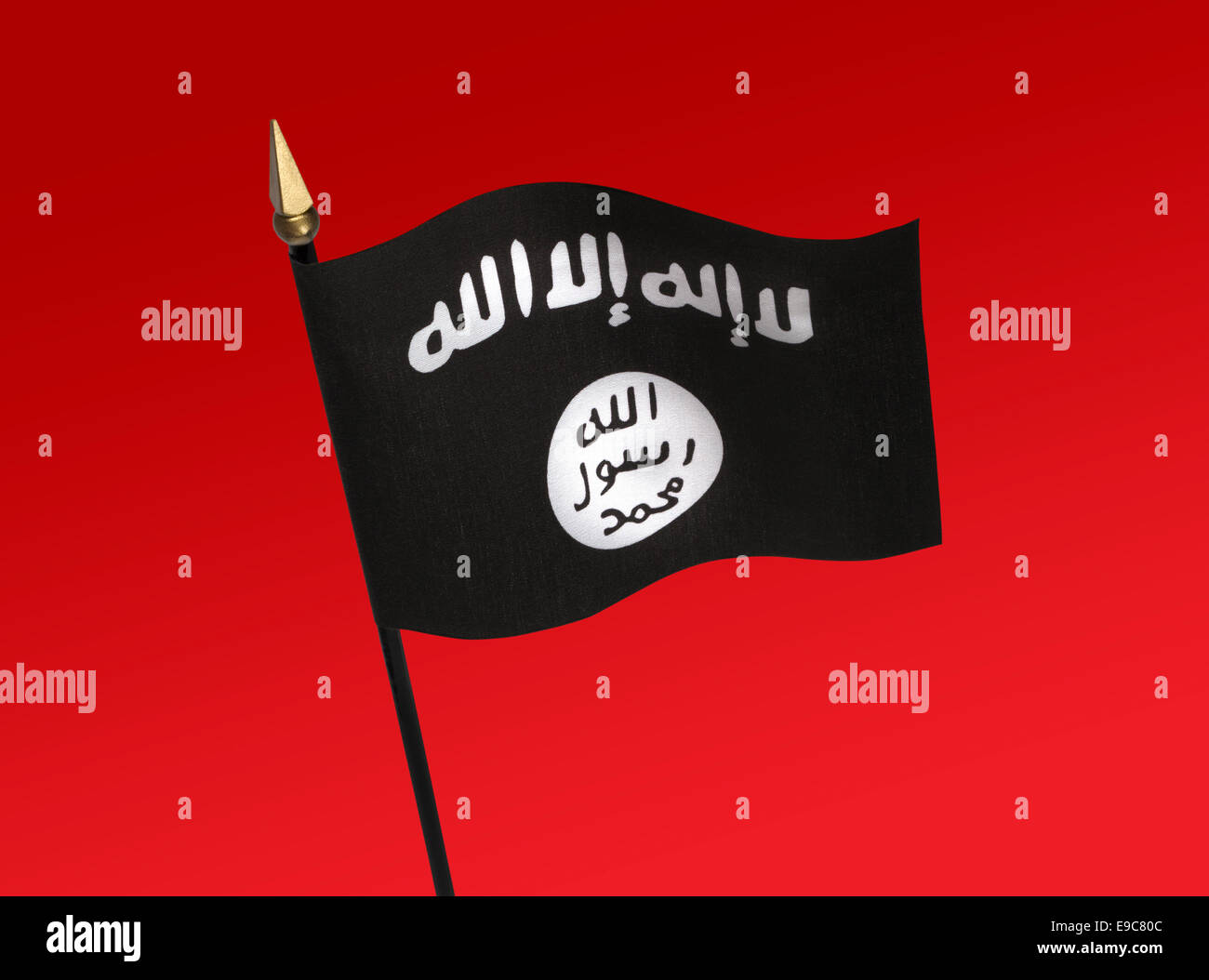Piccola bandiera di ISIL, ISIS con sfondo rosso. Foto Stock