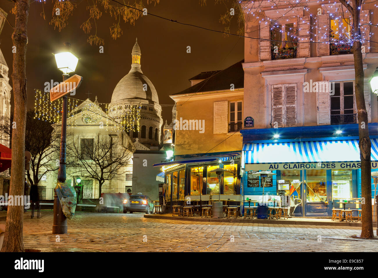 Parigi, Francia - 22 dicembre 2013: Cafe Au Clairon des Chausseurs nel quartiere di Montparnasse.Natale illuminazione. Foto Stock