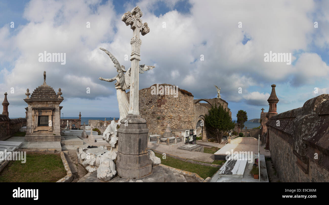 Composizione panoramica del cimitero di Comillas. Art nouveau sculture di Llimona. Cantabria,Spagna. Foto Stock