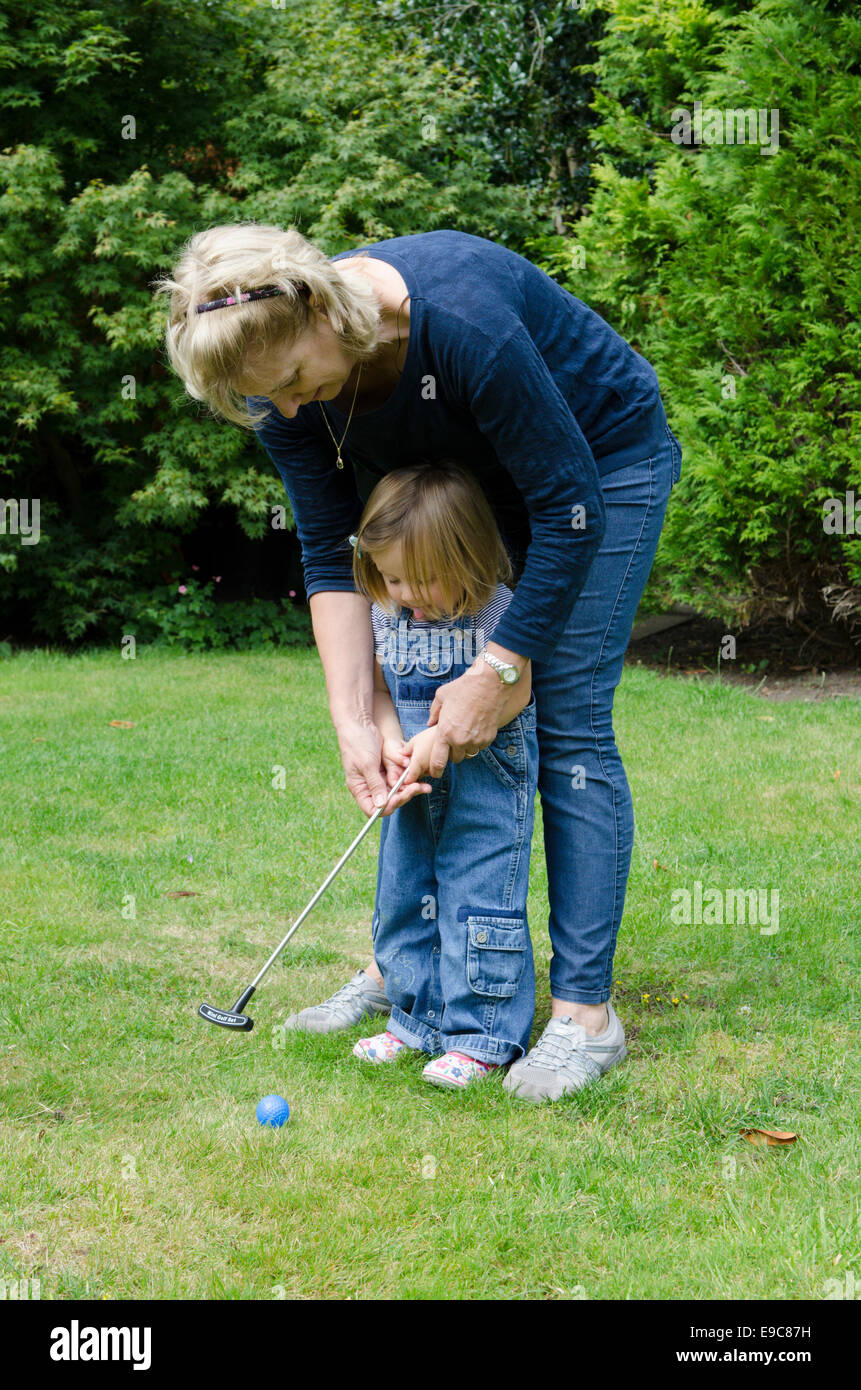 Nonna riproduzione di Toy Golf con due anni di nipote. Regno Unito Foto Stock