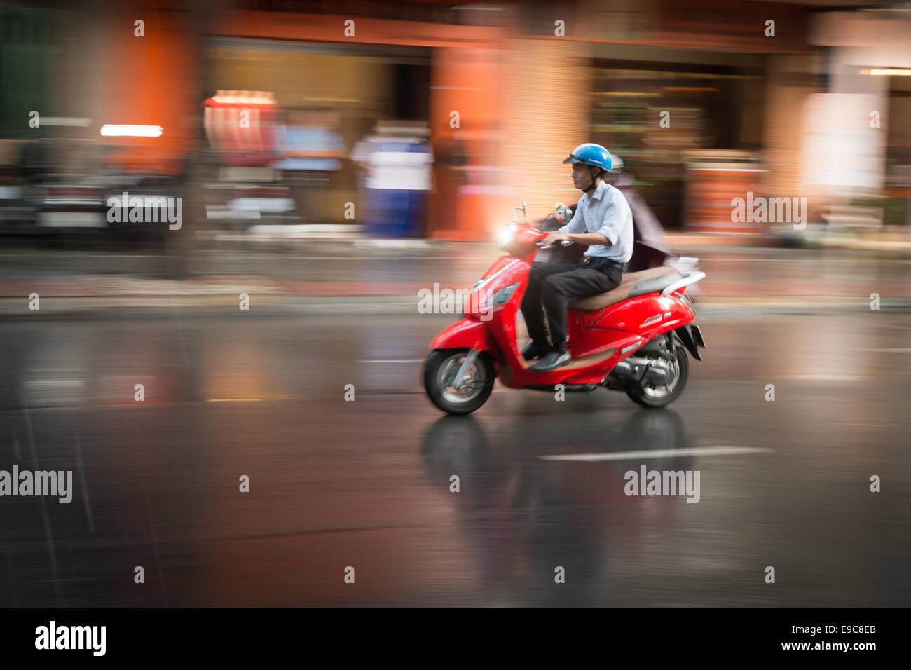 HANOI, VIETNAM - 7 dicembre: l uomo nella pioggia scooter di equitazione. La maggior parte dei popolari mezzi di trasporto. Foto Stock