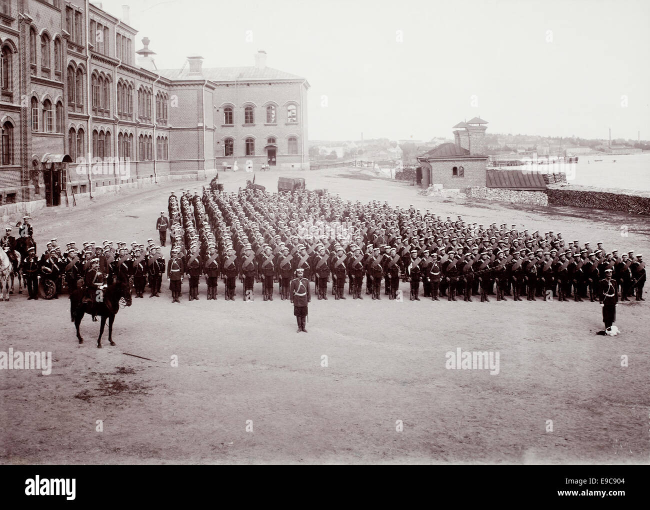 Una fotografia relativa alla storia militare finlandese, che mostra un aspetto del passato militare finlandese catturato dagli Svenska litteraturs, llskapet i Finland. Questa immagine riflette un'epoca importante del patrimonio militare del paese. Foto Stock