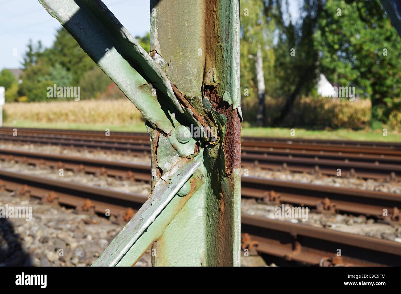 Dettaglio di rusty ferroviaria polo di alimentazione Foto Stock
