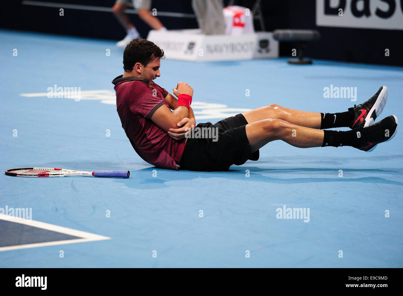 Basel, Svizzera. 24 ottobre, 2014. Grigor Dimitrov (BUL) nel dolore dopo la caduta a terra durante il trimestre finale del Swiss interni a St. Jakobshalle. Foto: Miroslav Dakov/ Alamy Live News Foto Stock