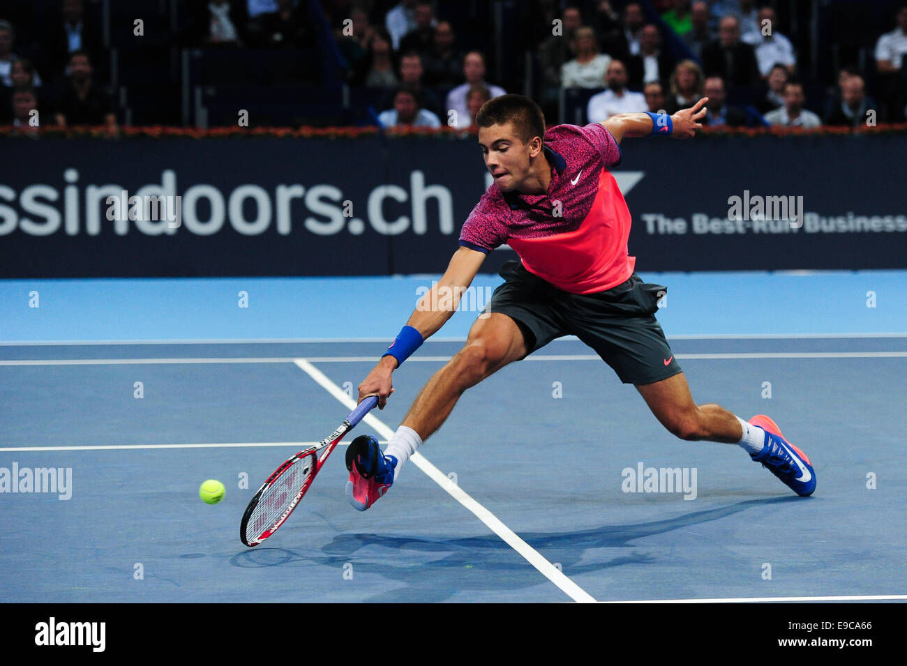 Basel, Svizzera. 24 ottobre, 2014. Borna Coric (CRO) raggiunge per la palla durante il trimestre finale del Swiss interni a St. Jakobshalle. Foto: Miroslav Dakov/ Alamy Live News Foto Stock