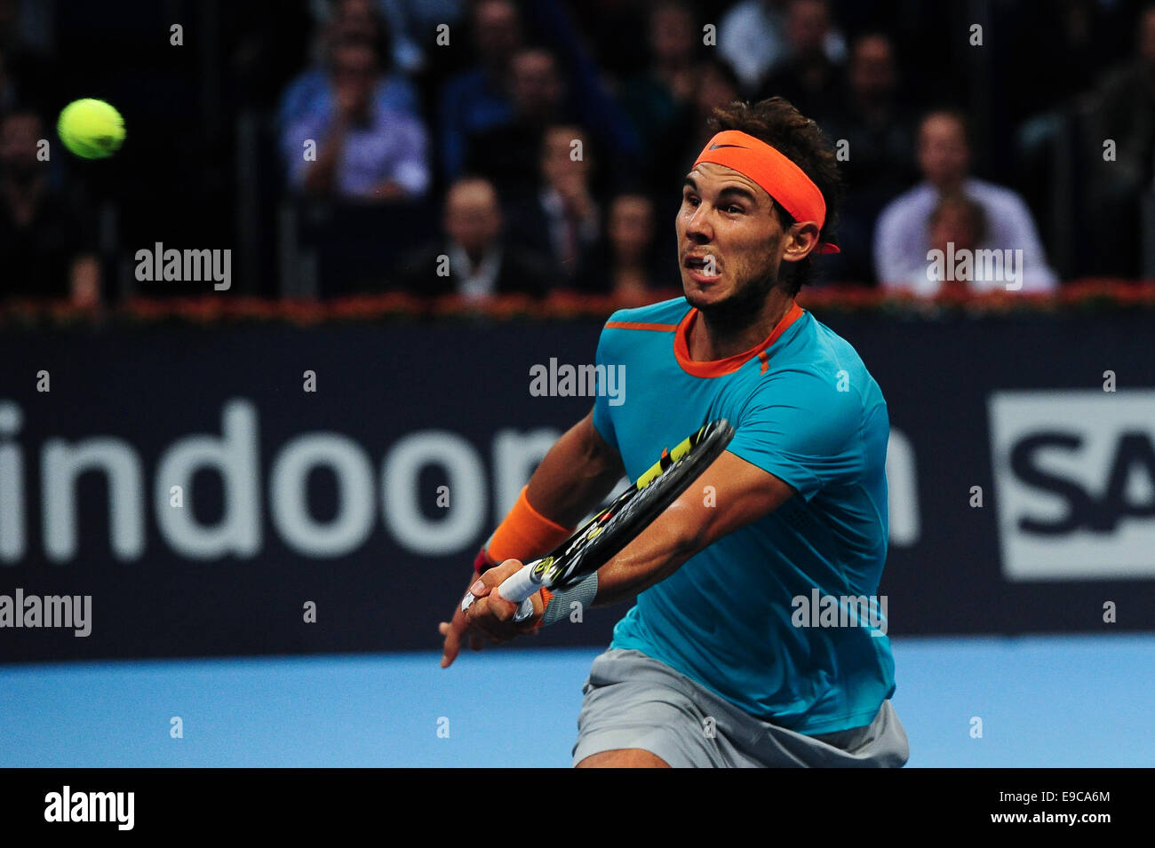 Basel, Svizzera. 24 ottobre, 2014. Rafael Nadal gioca un volley durante il trimestre finale del Swiss interni a St. Jakobshalle. Foto: Miroslav Dakov/ Alamy Live News Foto Stock