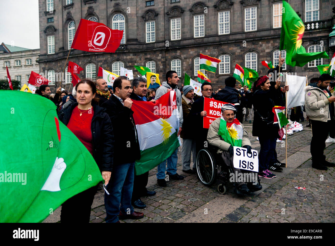 Copenhagen, Danimarca. 24 ott 2014. Curdi in solidarietà al rally di piazza del Parlamento a Copenaghen. Essi chiedono alla Turchia di aprire le frontiere per i combattenti curdi e di soccorso in caso di emergenza al credito Kobani: OJPHOTOS/Alamy Live News Foto Stock