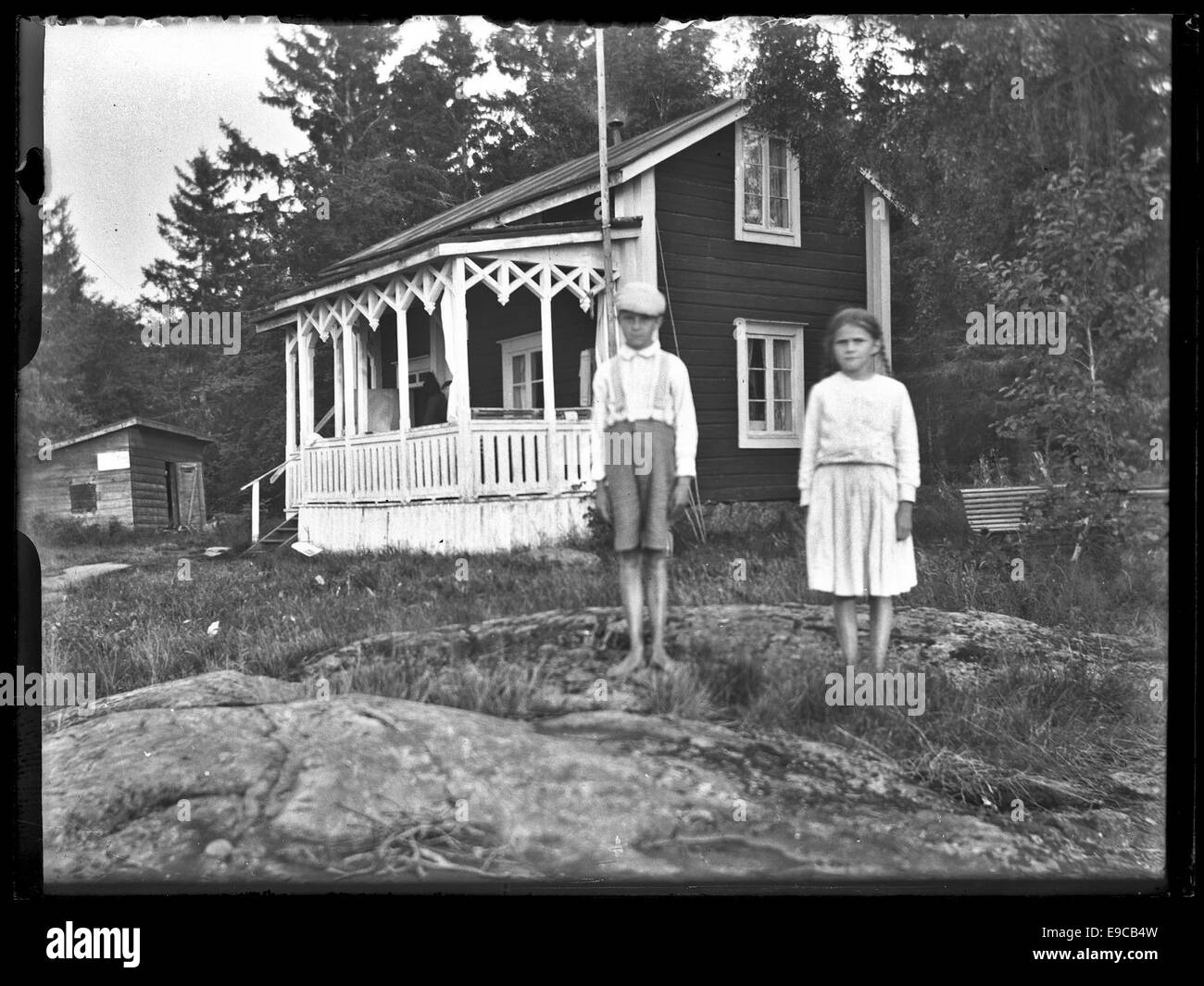 Questa fotografia mostra un cottage estivo situato sull'isola di Storgrund, vicino a Vaasa, in Finlandia. L'immagine evidenzia il fascino rustico dei cottage dell'isola e l'ambiente naturale che la circonda. Foto Stock
