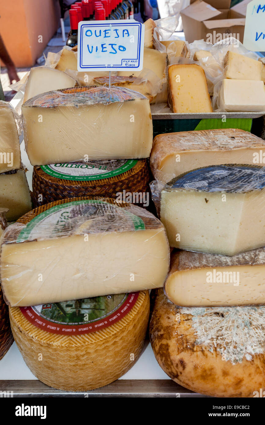 Il formaggio in vendita presso il mercato del venerdì a Ca'n Picafort, Maiorca - Spagna Foto Stock