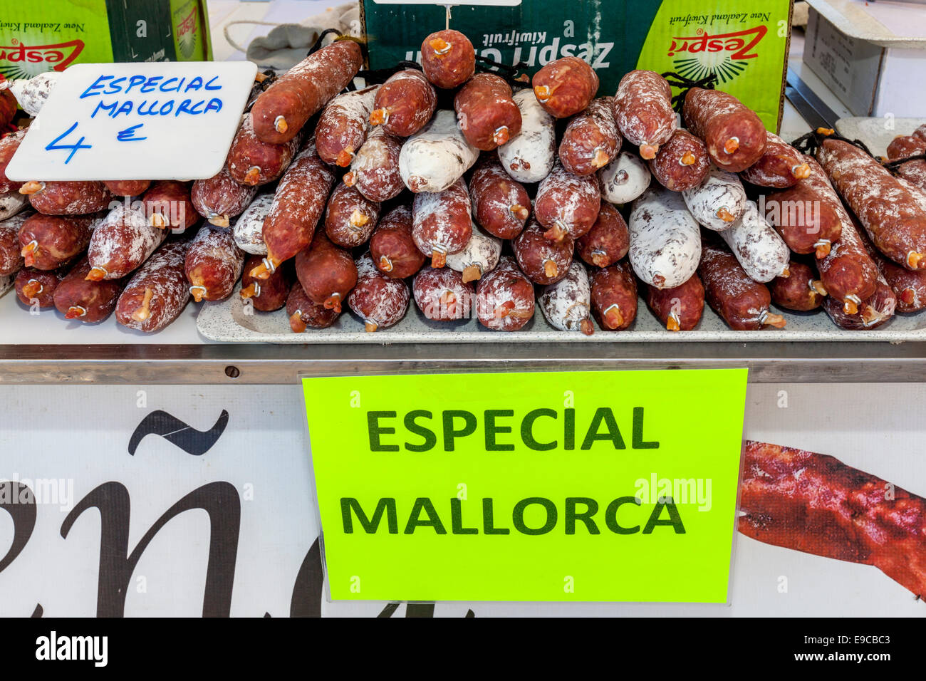 Realizzato localmente salsicce in vendita presso il mercato del venerdì a Ca'n Picafort, Maiorca - Spagna Foto Stock