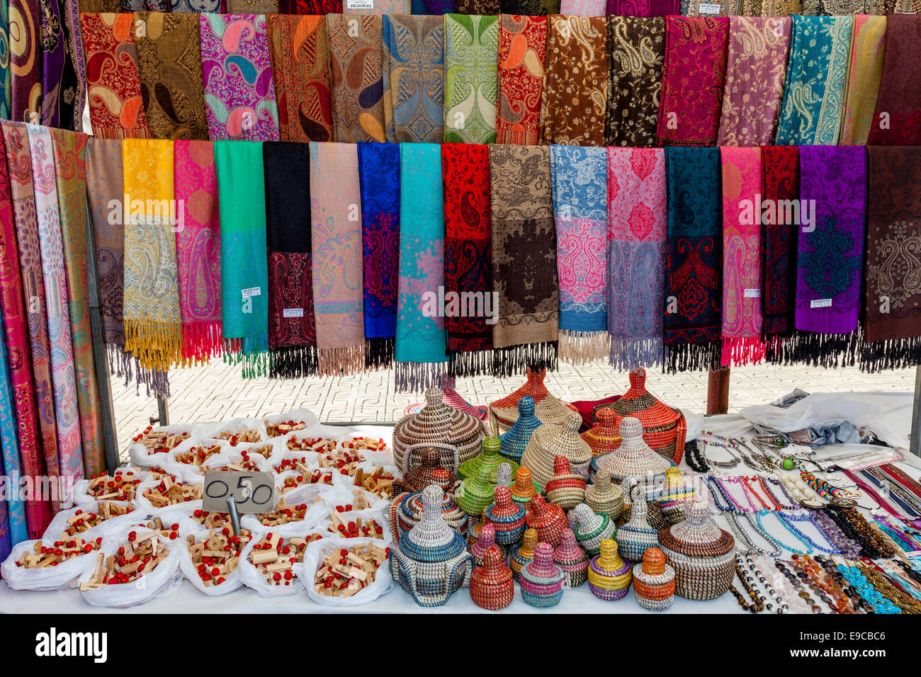 Gli elementi colorati in vendita presso il mercato del venerdì a Ca'n Picafort, Maiorca - Spagna Foto Stock