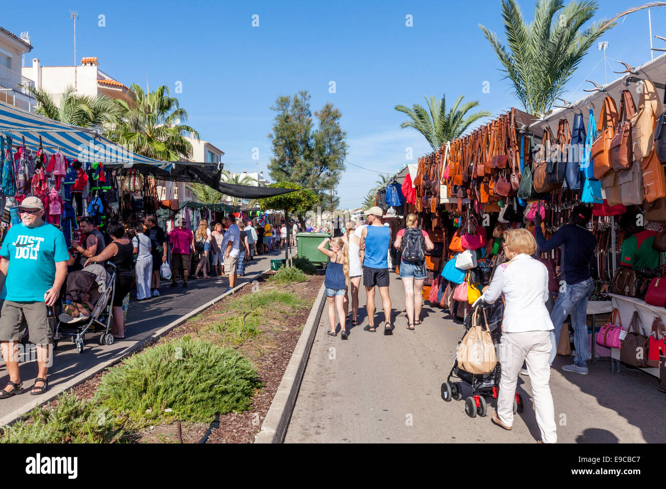Il mercato del venerdì a Ca'n Picafort, Maiorca - Spagna Foto Stock