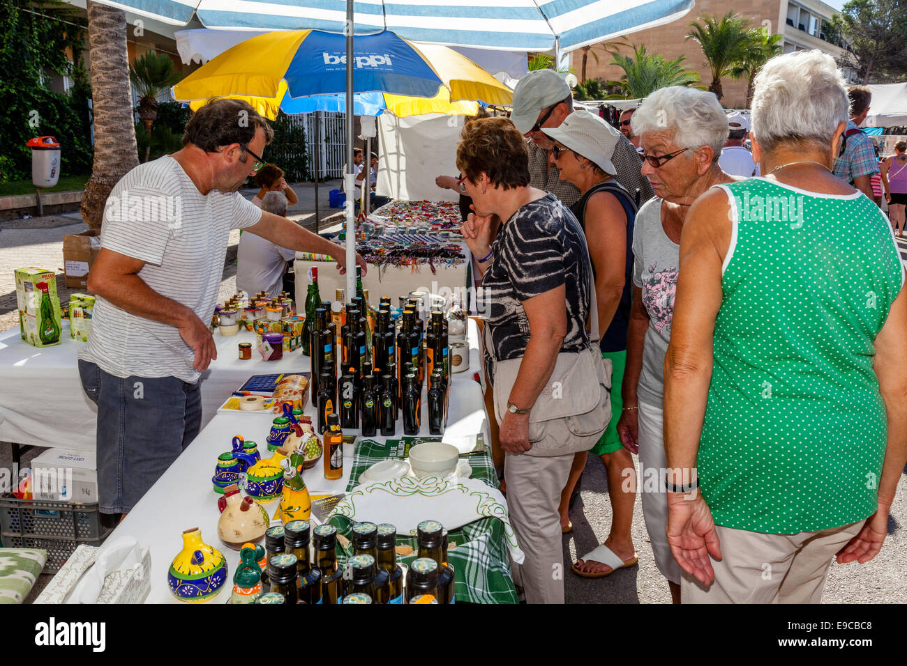 Il mercato del venerdì a Ca'n Picafort, Maiorca - Spagna Foto Stock