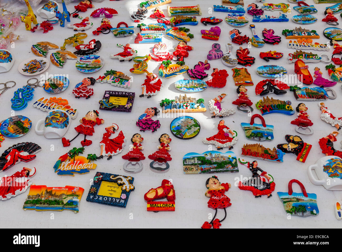 Colorati souvenir in vendita presso il mercato del venerdì a Ca'n Picafort, Maiorca - Spagna Foto Stock